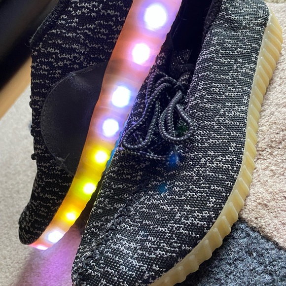 4/$10✨ light up sneakers - Picture 4 of 5